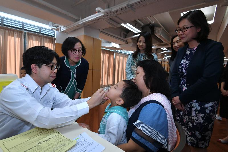 The Secretary for Food and Health, Professor Sophia Chan (second left), this afternoon (November 7) visited Fanling Baptist Church Lui Ming Choi Kindergarten in Fanling to observe the responses of schoolchildren receiving live attenuated influenza vaccine (i.e. nasal vaccine).