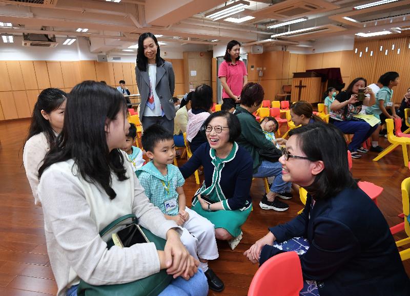 The Secretary for Food and Health, Professor Sophia Chan (front row, second right), this afternoon (November 7) visited Fanling Baptist Church Lui Ming Choi Kindergarten in Fanling to observe the arrangements of outreach vaccination activities and chat with parents and children.