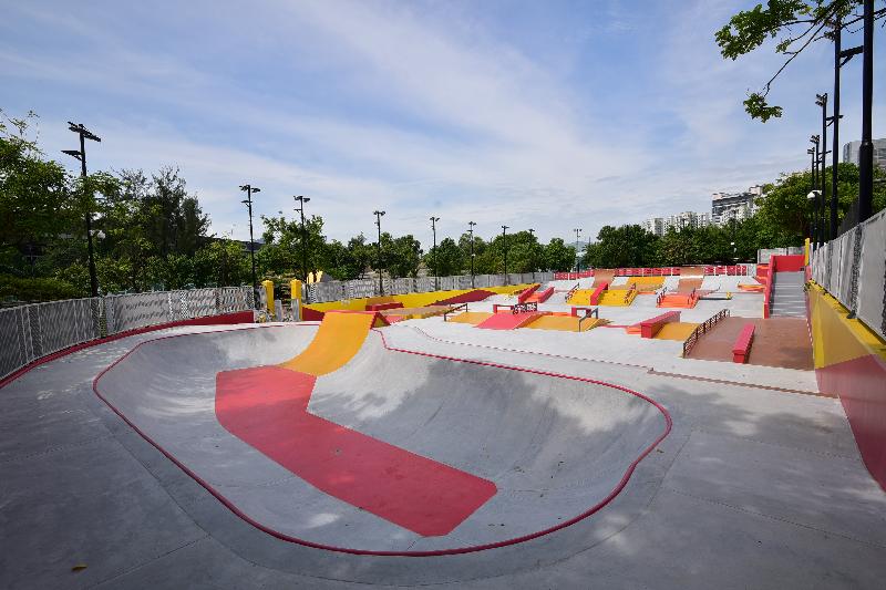 康乐及文化事务署辖下荔枝角公园的极限运动场已改建为符合国际标准的「街式」滑板场，并于今日（十一月九日）正式启用。图示供极限运动使用的碗型场地。