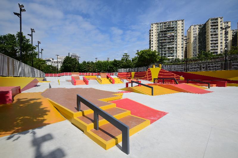 The skatepark in Lai Chi Kok Park under the Leisure and Cultural Services Department has been converted into an international-standard skatepark and opened for public use today (November 9). The converted skatepark is suitable for skateboarding, aggressive inline skating, freestyle scootering and freestyle BMX.