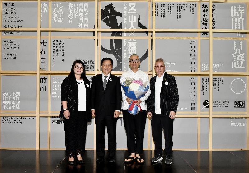 The opening ceremony for the exhibition "TIME WILL TELL / anothermountainman x stanley wong / 40 years of work" was held today (November 9) at the Hong Kong Heritage Museum. The officiating guests included (from left) the Museum Director of the Hong Kong Heritage Museum, Ms Fione Lo; the Assistant Director of Leisure and Cultural Services (Heritage and Museums), Mr Chan Shing-wai; designer Stanley Wong (anothermountainman); and Museum Expert Adviser Dr Kan Tai-keung.