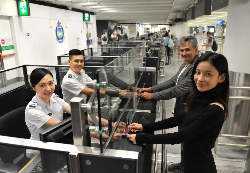入境事务处今日（十一月十一日）呼吁旅客参与投票，支持该处一年一度的礼貌运动。运动旨在鼓励员工更注重礼貌，为市民提供更优质的服务。