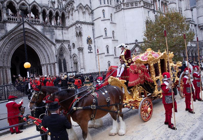 The Hong Kong Economic and Trade Office, London (London ETO), took part in the City of London Lord Mayor's Show on November 9 (London time) with a float celebrating Hong Kong's intangible cultural heritage. Picture shows the Lord Mayor of London's golden coach and entourage arriving at the Royal Courts of Justice to swear allegiance to the reigning Monarch.