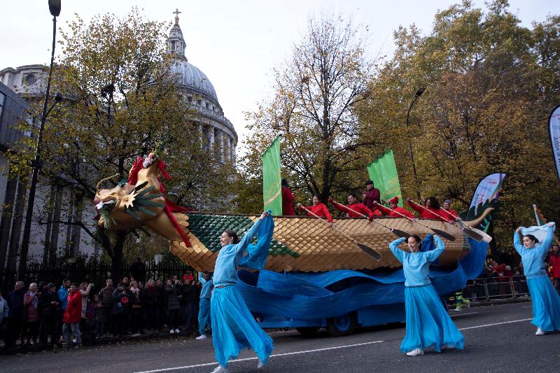 The Hong Kong Economic and Trade Office, London (London ETO), took part in the City of London Lord Mayor's Show on November 9 (London time) with a float celebrating Hong Kong's intangible cultural heritage. Picture shows the replica of a Tai O dragon boat from the dragon boat water parade passing through the City Of London and being cheered by the huge crowd lining the streets of London.