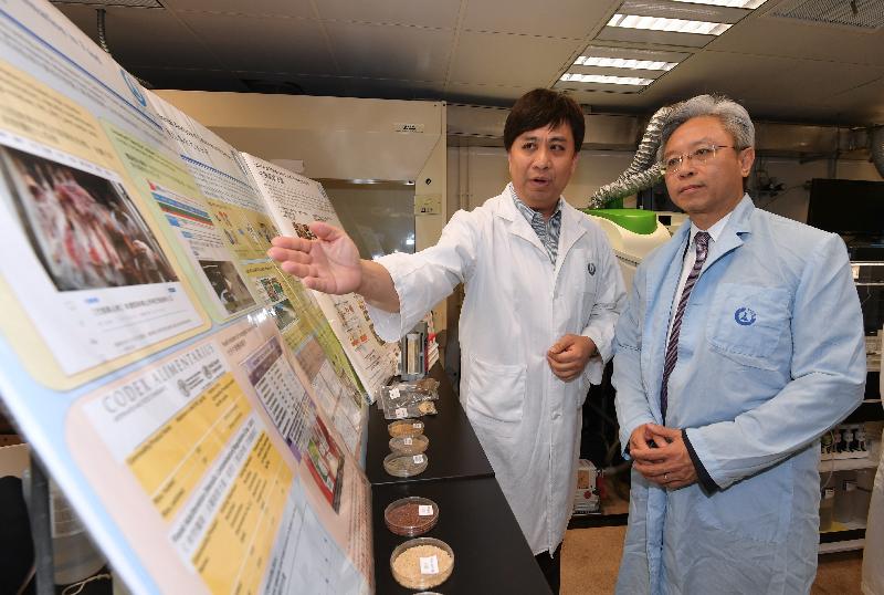 公務員事務局局長羅智光今日（十一月十一日）到訪政府化驗所。圖示羅智光（右）聽取有關食物、中藥及環境樣本的微量元素分析工作。