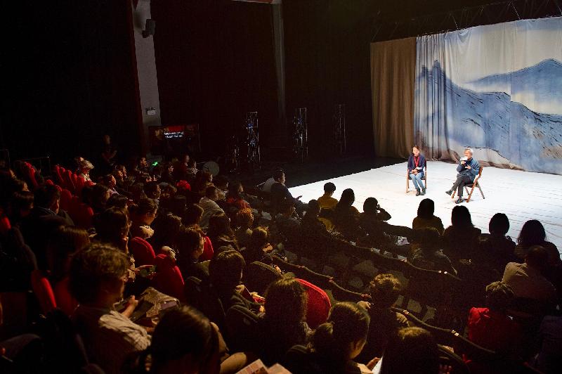 鄧樹榮戲劇工作室十一月十二日在武漢403國際藝術中心紅椅劇場演出莎士比亞名著《麥克白的悲劇》。圖示表演團隊與觀眾交流。