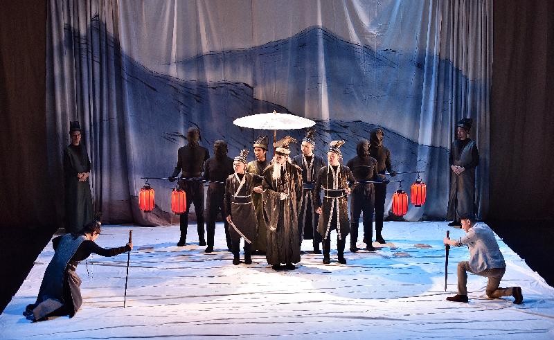 The Tang Shu-wing Theatre Studio performed Shakespeare's classic "The Tragedy of Macbeth" at the Red Chair Theatre of the 403 International Art Centre in Wuhan on November 12. Photo shows a scene from the performance.