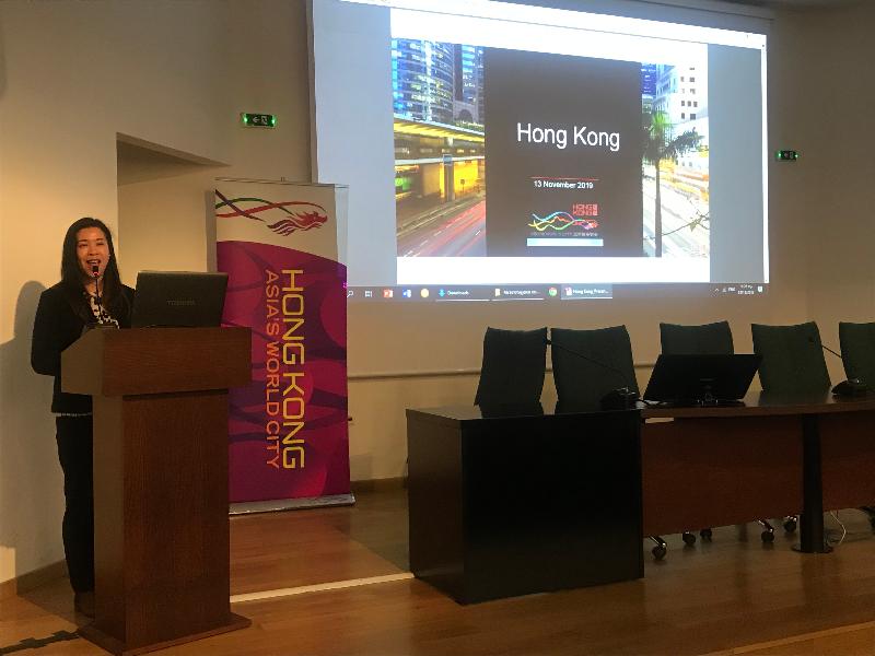 The Hong Kong Economic and Trade Office in Brussels (HKETO, Brussels) gave a talk at the Aristotle University of Thessaloniki in Greece on November 13 (Thessaloniki time), continuing to reach out to students and graduates in Europe. Photo shows the Deputy Representative of HKETO, Brussels, Miss Fiona Chau, speaking at the Career Day. 