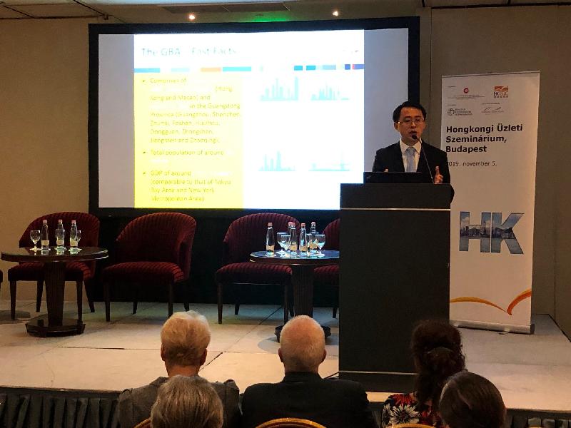 Hong Kong Economic and Trade Office, Berlin (HKETO Berlin), together with the Hong Kong Trade and Development Council and the Hungarian Chamber of Commerce and Industry, dedicated a business conference in Budapest, Hungary, on November 5 (Budapest time). Photo shows the Director of the HKETO Berlin, Mr Bill Li, speaking at the conference.