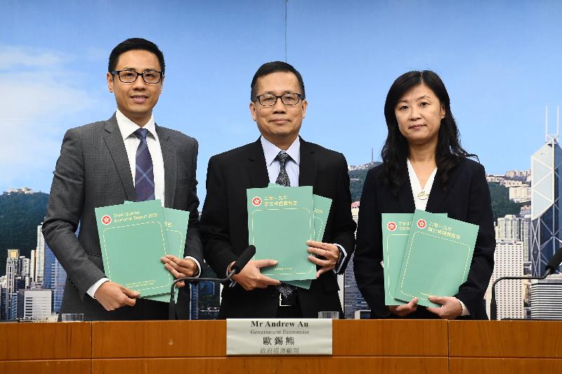 The Government Economist, Mr Andrew Au (centre), presents the Third Quarter Economic Report 2019 at a press conference today (November 15). Also present are Principal Economist Mr Desmond Hou (left) and Assistant Commissioner for Census and Statistics Ms Wendy Hung (right).
