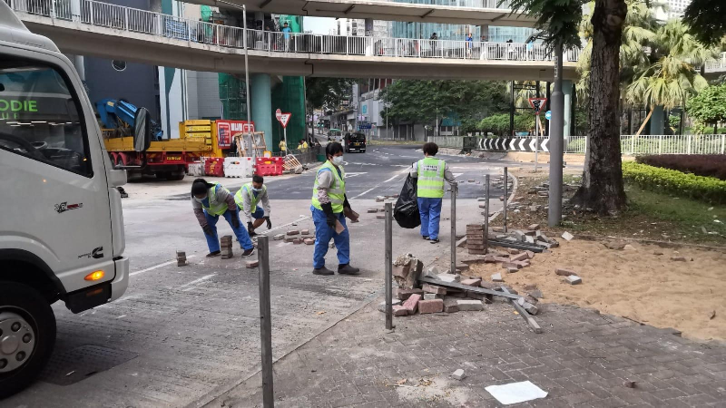 Members of the public and various Government departments worked together today (November 16) to clear a number of blocked roads and relevant Government departments spared no effort in repairing damaged facilities and arranged alternative services for members of the public to restore operation in society as soon as possible. Picture shows Food and Environmental Hygiene Department personnel clearing the Chai Wan roundabout.