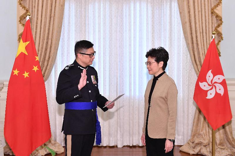 The new Commissioner of Police, Mr Tang Ping-keung (left), takes the oath of office, witnessed by the Chief Executive, Mrs Carrie Lam (right), today (November 19).