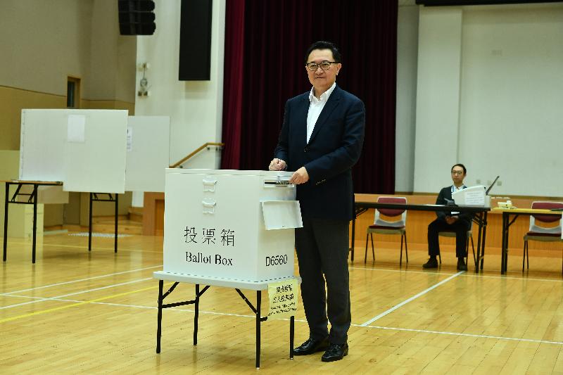 The Chairman of the Electoral Affairs Commission, Mr Justice Barnabas Fung Wah, demonstrates the proper procedure to cast votes in the District Council Ordinary Election during his visit to a mock polling station at Leighton Hill Community Hall today (November 19).