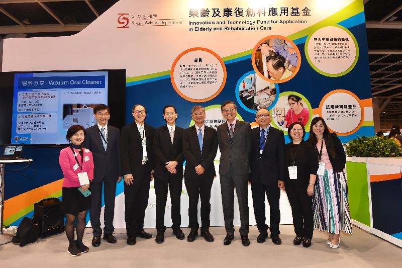 The Secretary for Labour and Welfare, Dr Law Chi-kwong, attended the Gerontech and Innovation Expo cum Summit this morning (November 21). Photo shows Dr Law (centre); the Chairperson of the Hong Kong Council of Social Service, Mr Bernard Chan (fourth left); and the Chairman of the Elderly Commission, Dr Lam Ching-choi (fourth right), with other guests in front of the Social Welfare Department's booth.