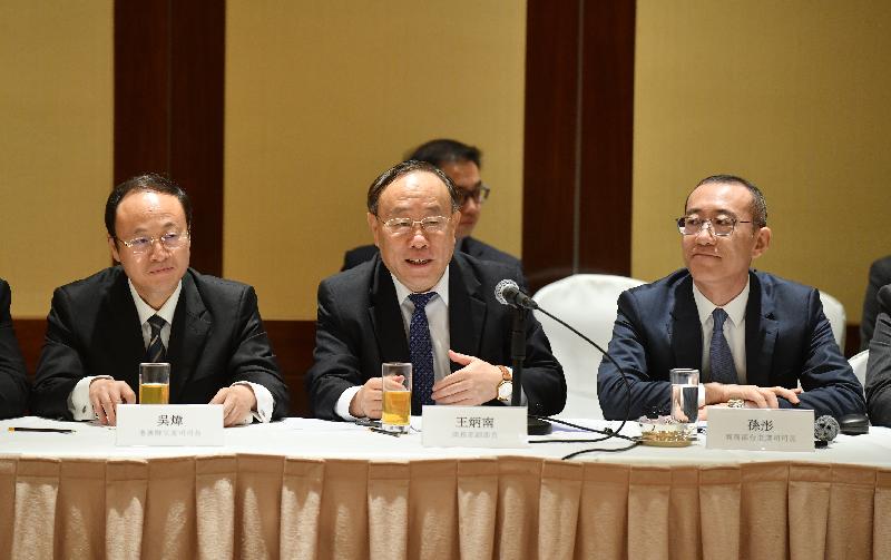 The Mainland and Hong Kong Economic and Trade Co-operation Committee convened its second meeting in Hong Kong today (November 21). Photo shows the Vice Minister of Commerce, Mr Wang Bingnan (front row, centre), speaking at the meeting. Also present are the Director-General of the Department of Exchange and Cooperation, Hong Kong and Macao Affairs Office of the State Council, Mr Wu Wei (front row, left), and the Director-General of the Department of Taiwan, Hong Kong and Macao Affairs of the Ministry of Commerce, Mr Sun Tong (front row, right).