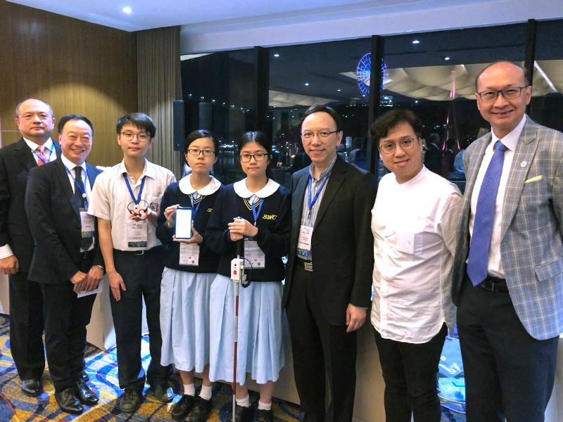 政府資訊科技總監林偉喬（右三）十一月二十一日出席在越南下龍舉行的「香港之夜」活動，為第十九屆亞太資訊及通訊科技大獎的香港代表打氣。圖示林偉喬與香港參賽者和其他嘉賓合照。

