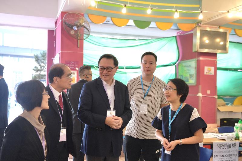 The Chairman of the Electoral Affairs Commission, Mr Justice Barnabas Fung Wah (third left), Commission members Mr Arthur Luk, SC (second left) and Professor Fanny Cheung (first left), visit the polling station at Ma Tau Chung Government Primary School (Hung Hom Bay) this morning (November 24) to inspect the operation of the 2019 District Council Ordinary Election polling station. They are briefed by the Presiding Officer.  
