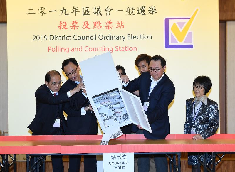 The Electoral Affairs Commission (EAC) Chairman, Mr Justice Barnabas Fung Wah (second right), and the Secretary for Constitutional and Mainland Affairs, Mr Patrick Nip (second left), emptied a ballot box at the counting station at the Kowloon Tong Government Primary School for the 2019 District Council Ordinary Election last night (November 24). Also present were EAC members Mr Arthur Luk, SC (first left) and Professor Fanny Cheung (first right).