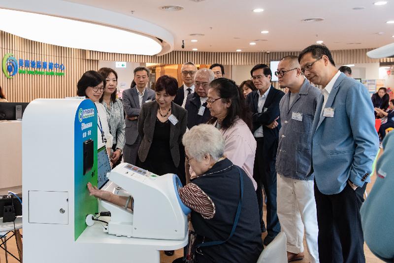 立法会卫生事务委员会今日（十一月二十五日）参观葵青地区康健中心，了解中心的设施和服务。