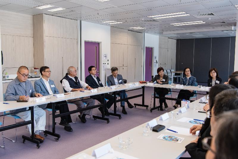 The Legislative Council Panel on Health Services visited Kwai Tsing District Health Centre (DHC) today (November 25). Photo shows Members receiving a briefing by representatives of the Government and the Kwai Tsing DHC on the work of the DHC.