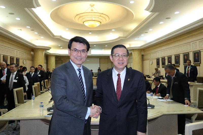 The Secretary for Commerce and Economic Development, Mr Edward Yau, led a delegation comprising business people, professionals and start-up representatives to visit Kuala Lumpur, Malaysia, today (November 25), and met with the Minister of Finance of Malaysia, Mr Lim Guan Eng. Mr Yau (left) is pictured with Mr Lim (right) at the meeting.