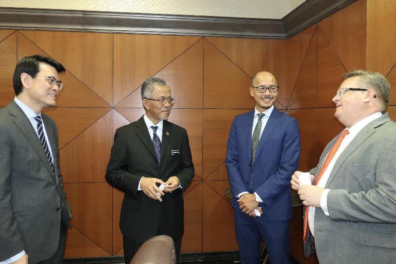 The Secretary for Commerce and Economic Development, Mr Edward Yau, led a delegation comprising business people, professionals and start-up representatives to visit Kuala Lumpur, Malaysia, today (November 25), and met with the Deputy Minister of Transport of Malaysia, Dato' Kamarudin Jaffar. Photo shows (from left) Mr Yau; Dato' Kamarudin Jaffar; the Director-General of the Hong Kong Economic and Trade Office in Jakarta, Mr Law Kin-wai; and the Director-General of Investment Promotion, Mr Stephen Phillips, chatting before the meeting.