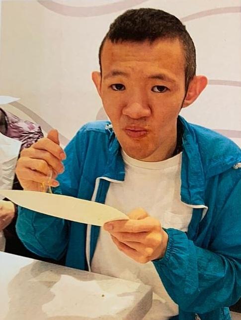 Kam Mun-tong, aged 33, is about 1.6 metres tall, 45 kilograms in weight and of thin build. He has a pointed face with yellow complexion and short black hair. He was last seen wearing a yellow long-sleeved shirt with checkered pattern, dark blue jeans, black sports shoes and carrying a grey and black backpack.