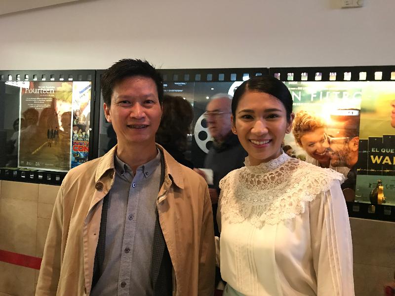 香港駐布魯塞爾經濟貿易辦事處副代表許澤森（左）與香港電影《淪落人》女主角 Crisel Consunji在十一月六日（巴塞羅拿時間）於西班牙巴塞羅那舉行的第七屆亞洲電影節合影。 