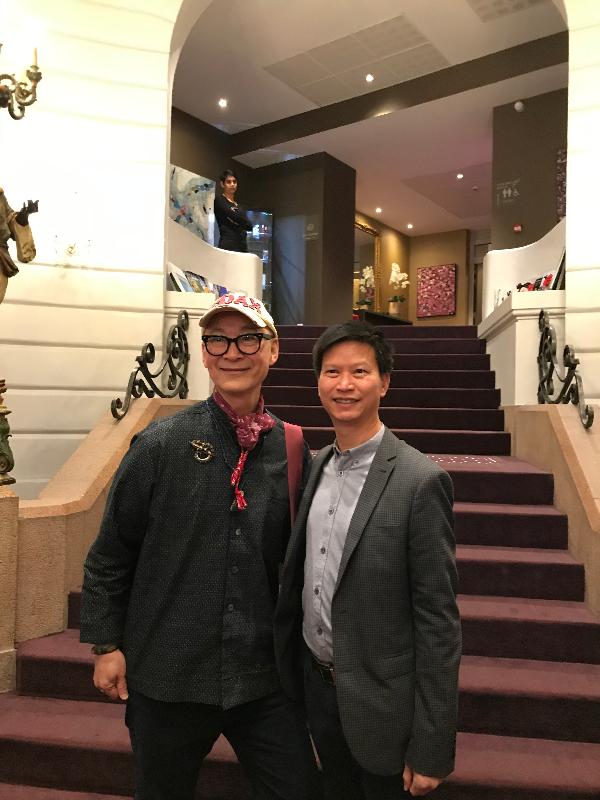 香港驻布鲁塞尔经济贸易办事处副代表许泽森（右）与香港电影导演杨凡在十一月二十二日（南特时间）法国南特举行的南特影展酒会合影。
