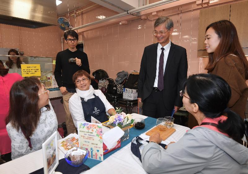 The Secretary for Labour and Welfare, Dr Law Chi-kwong, today (November 26) visited the Community Carer's Cafe in the Sheung Shui Integrated Family Service Centre co-organised by the Social Welfare Department and the Hong Kong Federation of Women's Centres to take a closer look at support services for carers. Photo shows Dr Law (third right) chatting with carers attending activities with refreshments in the Cafe.