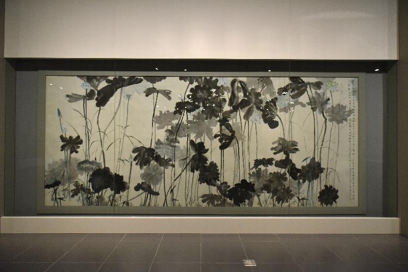 「饶宗颐的故事」展览开幕典礼今日（十一月二十六日）在香港文化博物馆举行。图示水墨设色纸本《设色荷花巨幅》。