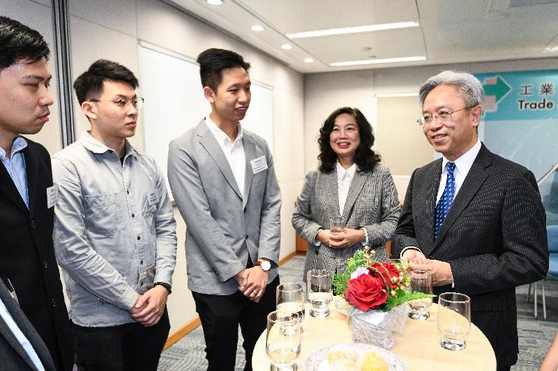 The Secretary for the Civil Service, Mr Joshua Law, visited the Trade and Industry Department today (November 27). Photo shows Mr Law (first right) meeting with staff representatives of various grades at a tea gathering to exchange views on matters of concern. Also present is the Director-General of Trade and Industry, Ms Salina Yan (second right).