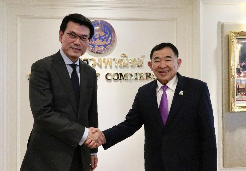 The Secretary for Commerce and Economic Development, Mr Edward Yau, began his visit in Bangkok, Thailand, today (November 27) with a delegation comprising business people, professionals and start-up representatives, and met with the Deputy Minister of Commerce of Thailand, Mr Weerasak Wangsupakitkosol. Mr Yau (left) is pictured with Mr Wangsupakitkosol (right) at the meeting.