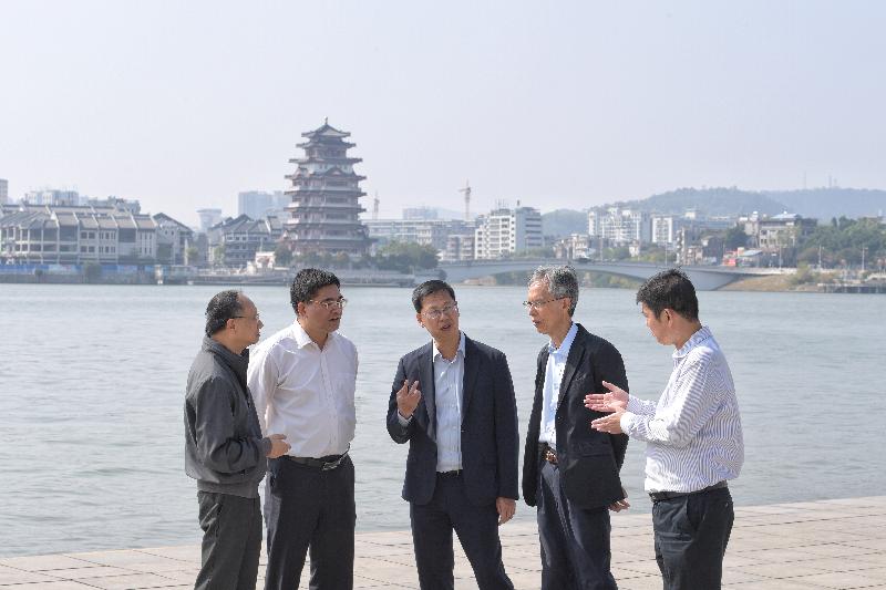 The Advisory Committee on Water Supplies (ACWS) delegation left for Guangdong Province yesterday (November 26) to visit the Dongjiang Water Supply System and returned to Hong Kong this afternoon (November 27). Photo shows the Chairman of the ACWS, Dr Chan Hon-fai (second right); the Vice-Chairman of the ACWS, Professor Joseph Kwan (first left); and the Director of Water Supplies, Mr Wong Chung-leung (centre), accompanied by Mainland officials, inspecting a Dongjiang section along the Greenway in Huizhou yesterday.
