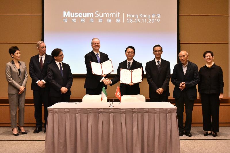 The Leisure and Cultural Services Department signed Memorandums of Understanding with the British Museum and Gallerie degli Uffizi respectively today (November 28), further strengthening the cultural exchanges and co-operation between Hong Kong and the two world-renowned museums. Photo shows (from left) the President of the Marco Polo Society, Ms Michelle Ong; the President of MondoMostre, Mr Tomaso Radaelli; the Consul General of Italy in Hong Kong, Mr Clemente Contestabile; the Director of Gallerie degli Uffizi, Professor Eike Schmidt; the Director of Leisure and Cultural Services, Mr Vincent Liu; the Chairman of the Museum Advisory Committee, Mr Stanley Wong; the Chairman of the Art Sub Committee of the Museum Advisory Committee, Mr Vincent Lo; and the Deputy Director of Leisure and Cultural Services (Culture), Ms Elaine Yeung, at the signing ceremony.