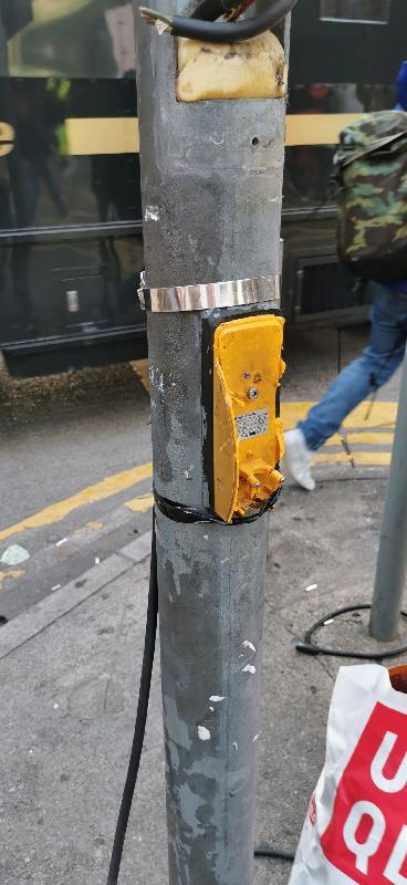 The Transport Department said today (November 28) that about 730 sets of traffic lights in various districts have been damaged to varying degrees since June. After months of continual repair works, about 650 sets have resumed normal operation. Photo shows an electronic audible traffic signal installed for visually impaired persons that has been damaged.