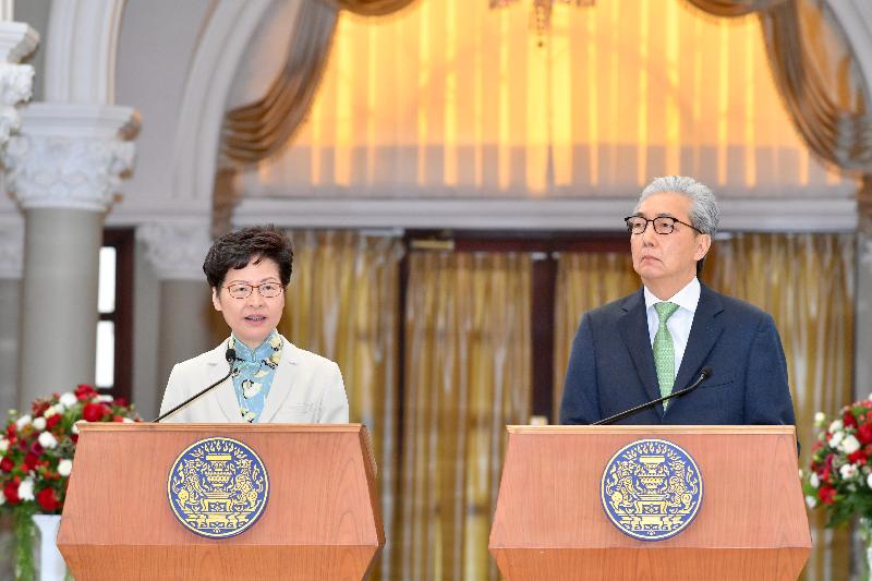 The Chief Executive, Mrs Carrie Lam, attended a memorandum of understanding (MoU) signing ceremony in Bangkok, Thailand, today (November 29‬). Photo shows Mrs Lam (left) and the Deputy Prime Minister of Thailand, Dr Somkid Jatusripitak (right), holding a press conference after signing an MoU on strengthening economic relations.