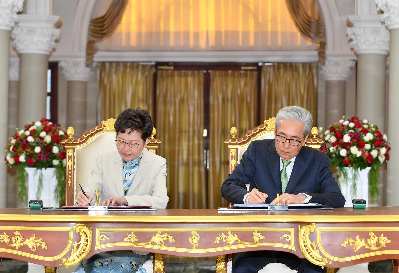 行政長官林鄭月娥今日（十一月二十九日‬）在泰國曼谷出席備忘錄簽署儀式。圖示林鄭月娥（左）與泰國副總理頌吉簽訂加強兩地經濟關係的諒解備忘錄。