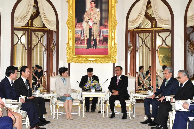 行政長官林鄭月娥（左三）今日（十一月二十九日）在泰國曼谷拜會泰國總理巴育（右三）。泰國副總理頌吉（右二）、行政會議非官守議員召集人陳智思（左二）和商務及經濟發展局局長邱騰華（左一）亦有出席。