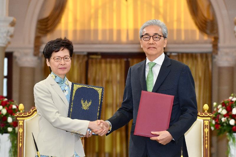 The Chief Executive, Mrs Carrie Lam, attended a memorandum of understanding (MoU) signing ceremony in Bangkok, Thailand, today (November 29‬). Photo shows Mrs Lam (left) and the Deputy Prime Minister of Thailand, Dr Somkid Jatusripitak, after signing an MoU on strengthening economic relations.