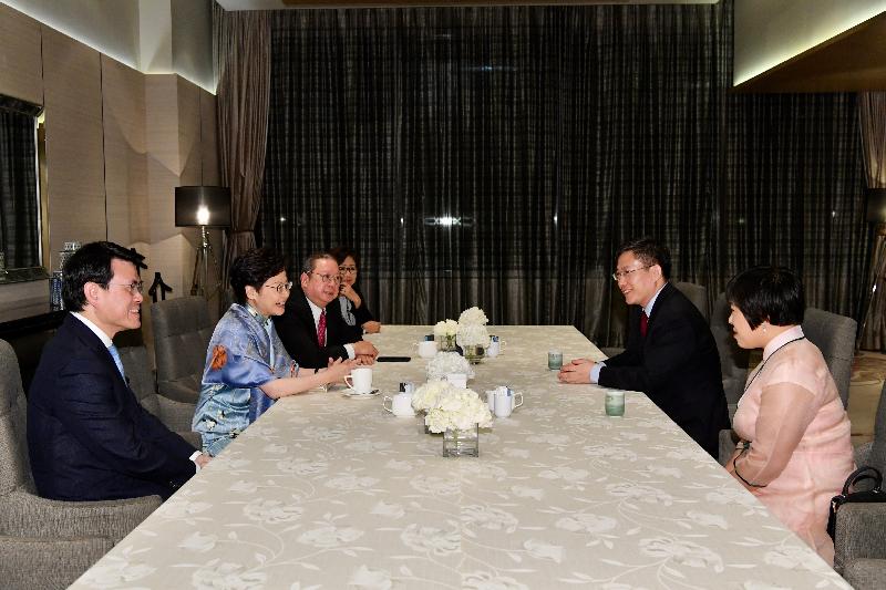 The Chief Executive, Mrs Carrie Lam, attended a dinner hosted by the Hong Kong Special Administrative Region Government for the Ambassador Extraordinary and Plenipotentiary of the People's Republic of China to the Kingdom of Thailand, Mr Lyu Jian, in Bangkok, Thailand, yesterday (November 28). Photo shows Mrs Lam (second left) and Mr Lyu (second right) at a brief meeting before the dinner. Also present are Member of the Executive Council and Chairman of the Hong Kong Exchanges and Clearing Limited Mrs Laura Cha (fourth left); the Secretary for Commerce and Economic Development, Mr Edward Yau (first left); and the Chairman of the Hong Kong Trade Development Council, Dr Peter Lam (third left).