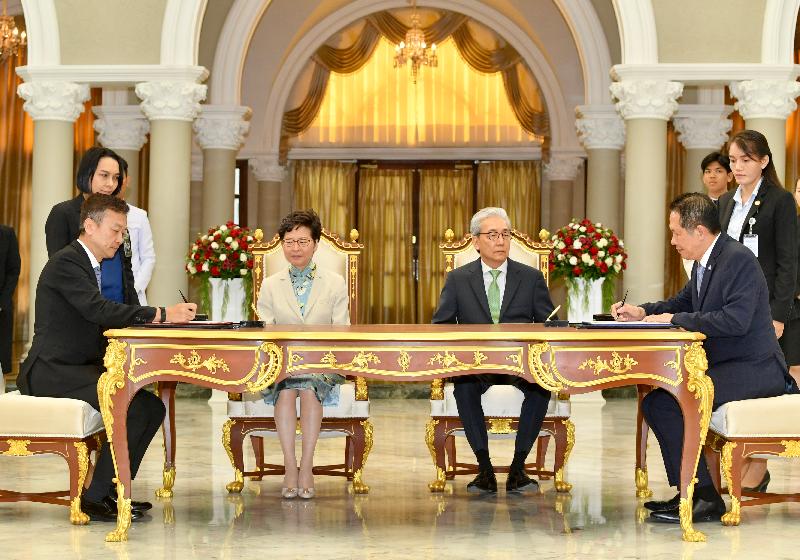 The Chief Executive, Mrs Carrie Lam, attended a memorandum of understanding (MoU) signing ceremony in Bangkok, Thailand, today (November 29‬). Photo shows Mrs Lam (second left) and the Deputy Prime Minister of Thailand, Dr Somkid Jatusripitak (second right), witnessing the representatives of the Federation of Hong Kong Industries and the Federation of Thai Industries signing a MoU.