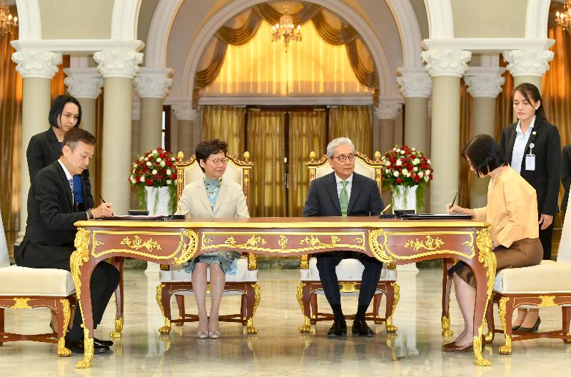 The Chief Executive, Mrs Carrie Lam, attended a memorandum of understanding (MoU) signing ceremony in Bangkok, Thailand, today (November 29‬). Photo shows Mrs Lam (second left) and the Deputy Prime Minister of Thailand, Dr Somkid Jatusripitak (second right), witnessing the representatives of the Federation of Hong Kong Industries and the Board of Investment of Thailand signing a MoU.