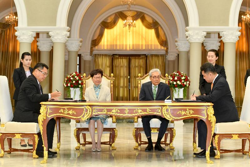 The Chief Executive, Mrs Carrie Lam, attended a memorandum of understanding (MoU) signing ceremony in Bangkok, Thailand, today (November 29‬). Photo shows Mrs Lam (second left) and the Deputy Prime Minister of Thailand, Dr Somkid Jatusripitak (second right), witnessing the representatives of the Hong Kong Science and Technology Parks Corporation and National Science and Technology Development Agency signing a MoU.