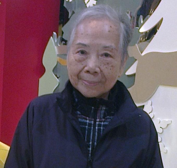 Law Bik-wah, aged 81, is about 1.52 metres tall, 59 kilograms in weight and of medium build. She has a round face with yellow complexion and short greyish white hair. She was last seen wearing a grey long-sleeved shirt, black vest, black trousers, black shoes and carrying a crutch.