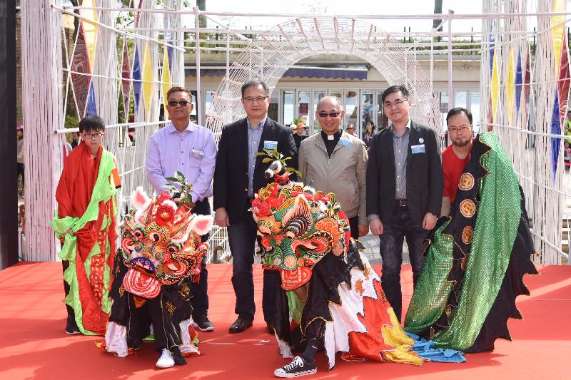 Yim Tin Tsai Arts Festival 2019, as organised by the Tourism Commission, is launched today (November 30). Photo shows the village chief of Yim Tin Tsai, Mr Colin Chan (second left); the Commissioner for Tourism, Mr Joe Wong (third left); the Vicar General of Catholic Diocese of Hong Kong, Reverend Dominic Chan (third right); and the Chairman of the  Salt and Light Preservation Centre, Dr Kenneth Chan (second right), taking a group photo at the launch ceremony.