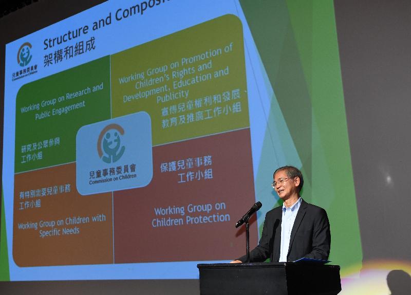 The Commission on Children today (November 30) held a stakeholders engagement session and launched a territory-wide "Caring for Our Kids" Campaign. Photo shows the Secretary for Labour and Welfare, Dr Law Chi-kwong, introducing the work of the Commission in the opening session.