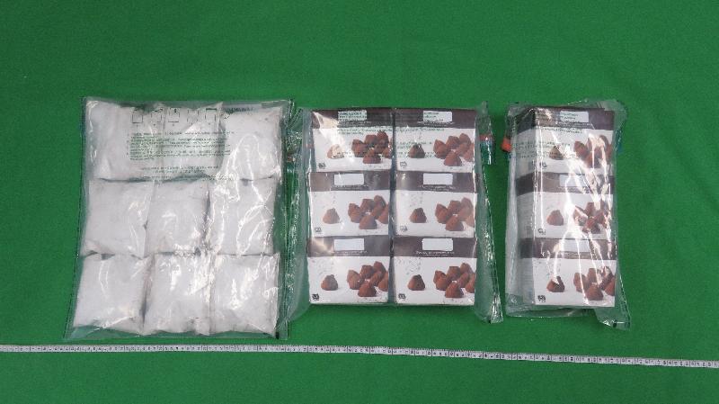 香港海关十一月二十八日在香港国际机场检获共约四公斤怀疑氯胺酮，估计市值约二百七十万元。图示部分检获藏于九个巧克力包装盒内的怀疑氯胺酮。