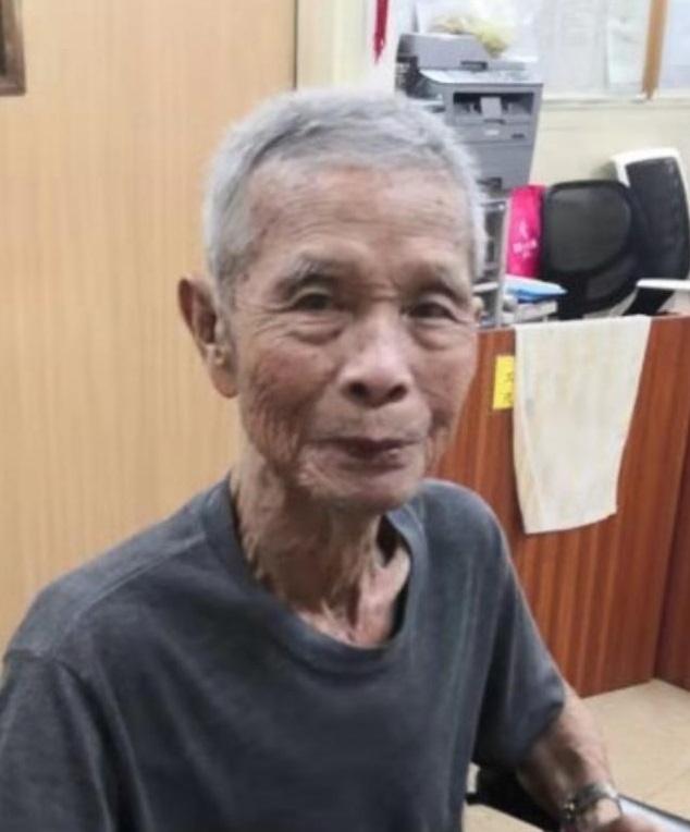 Tam Fong, aged 91, is about 1.5 metres tall, 45 kilograms in weight and of thin build. He has a pointed face with yellow complexion and short white hair. He was last seen wearing a dark blue vest, grey long-sleeved shirt, grey trousers and white slippers.