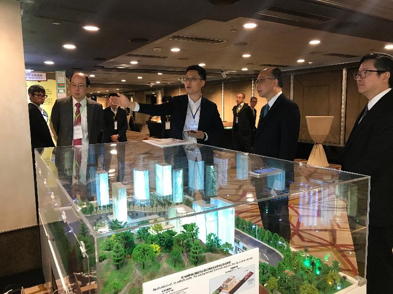 The Secretary for Transport and Housing, Mr Frank Chan Fan, today (December 3) attended the International Symposium on Road Congestion Charging. Photo shows Mr Chan (second right) viewing a physical model to demonstrate the application of "in-vehicle units" for paying tunnel fees and car park fees by remote means.